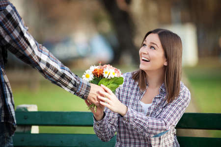 Resultado de imagen para una pareja con una flor