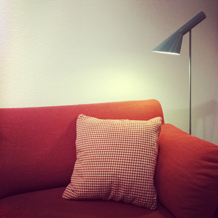 Detail van een woonkamer rode bank en lamp. modern meubilair ... Woonkamer modern banken