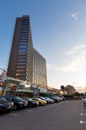 モスクワ, ロシア , 2014 年 8 月 23 日 建物、夕日の光線