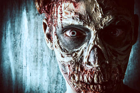 44253312-close-up-retrato-de-un-hombre-zombie-miedo-horrible-horror-halloween.jpg