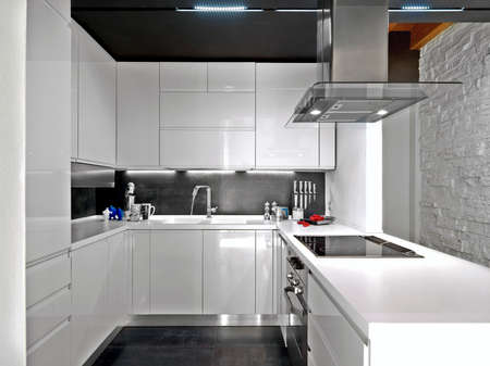 Voorgrond van een witte moderne keuken royalty vrije foto ...
