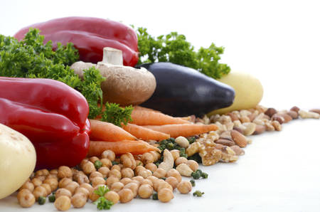 Comida vegetariana incluyendo verduras, frutos secos y legumbres, con copia espacio sobre fondo blanco. Foto de archivo - 45303619