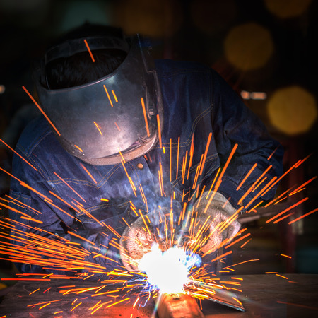 26027329-worker-schwei-en-das-stahlteil-