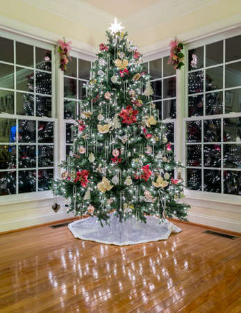 Weihnachten Weihnachtsbaum in einem modernen Haus mit Lichtern reflektiert Holzboden dekoriert Stockfoto Weihnachten Weihnachtsbaum in einem modernen Haus mit Lichtern reflektiert Holzboden dekoriert Stockfoto - 16849971