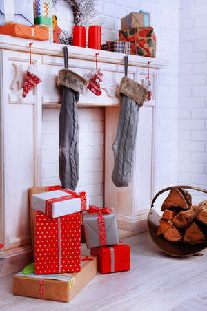 Chimenea con decoración de navidad sobre fondo de pared de ...