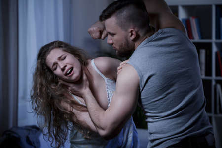 http://us.123rf.com/450wm/bialasiewicz/bialasiewicz1504/bialasiewicz150401389/39262307-Агрессивный-сильный-человек-наезд-кричать-женщина-с-кулаком.jpg?ver=6
