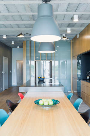 Interior del diseño industrial con una mesa de comedor de madera ... Comedor Iluminacion diseño
