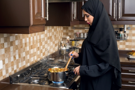 Arabische frau lizenzfreie vektorgrafiken kaufen: 123rf