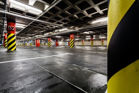 Parkeringsgarage Under Jord Interiör Ljusa Neonljus I ...