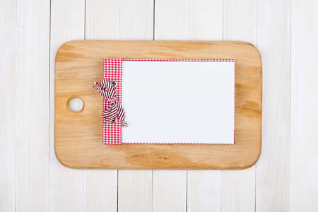 Receptenboek, keuken plank op witte houten achtergrond royalty ...