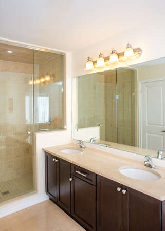 Nuevo cuarto de baño. espaciosa cabina de ducha de vidrio marco ... Baño Ideas Marmol