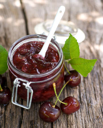Bon Jeudi 14802285-confiture-de-cerise-dans-un-verre-en-preservant