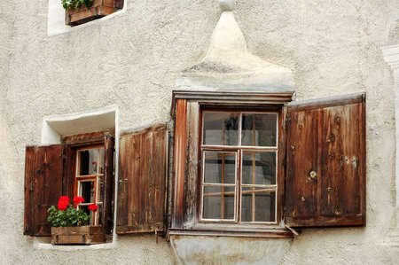 Bergun / Bravuogn (Grisones, Suiza), típica casa antigua, ventanas de madera Bergun / Bravuogn (Grisones, Suiza), típica casa antigua, ventanas de madera