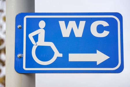 archivio fotografico insegna per handicappati bagno
