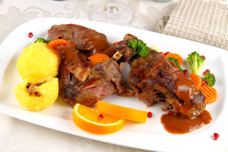 Carne de conejo estofado con verduras y alb ndigas de patata horizontal Foto de archivo Carne de conejo estofado con verduras y albóndigas de patata, horizontal Foto de archivo - 24022757
