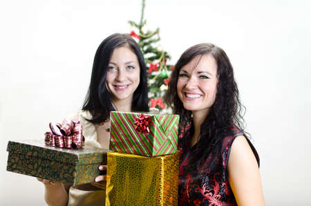 Navidad: Dos niñas con regalos Foto de archivo. Navidad: Dos niñas con regalos Foto de archivo.