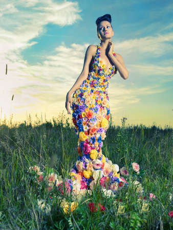 Avatars Fleurs 15034120-mode-photo-de-belle-dame-en-robe-de-fleurs