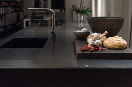 Koele en elegante, moderne en stijlvolle keuken met zwart ...