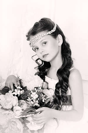 portrait d'une petite fille avec des fleurs Banque d'images - 16858880