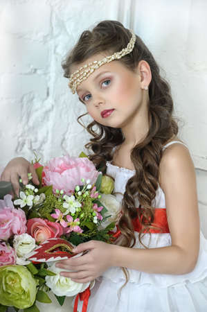 portrait d'une petite fille avec des fleurs Banque d'images - 16858876