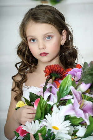 fille avec un bouquet de fleurs Banque d'images - 16858884