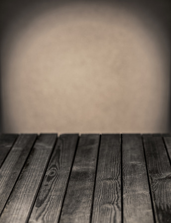 Empty rústica mesa de la cocina de madera contra una pared gris ... Mesa con madera rústica en l