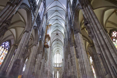 Playlist (111) - Page 12 9442365-cath-drale-de-cologne-interiour-architecture-grand-angle