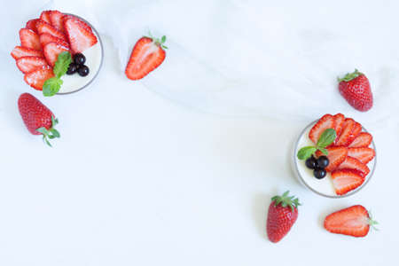 Zomer dessert zoet voedsel panna cotta in glas met lege frame voor ...