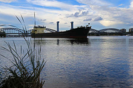 Баржа. Фотография с сайта 123rf.com