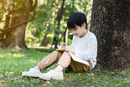 Resultado de imagen para niño llorando con su cuaderno