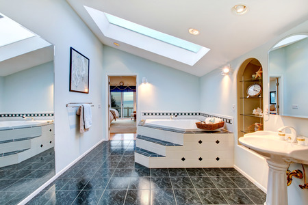 Baño principal con piso de baldosas de mármol azul, bañera de ... Escalera decoración Marmol