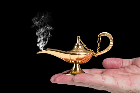15519574-un-hombre-sostiene-una-la-mpara-de-aceite-magia-activa-con-humo-saliendo-de-ella.jpg