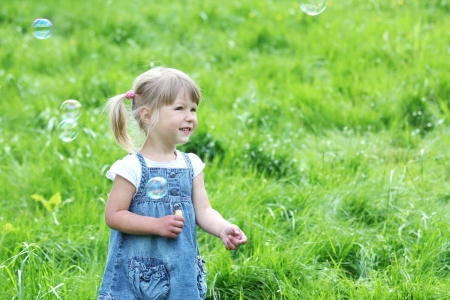 petite fille avec des bulles de savon Banque d'images petite fille avec des bulles de savon Banque d'images - 17416444
