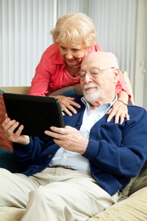 Différence entre les générations 15844251-senior-couple-d-tente--la-maison-en-utilisant-leur-pc-tablette