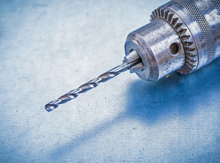 40585349-metallbohrer-auf-metallischen-hintergrund-bau-konzept.jpg
