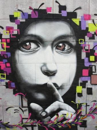 Origin&aacute;l - dieťa graffity - dieťa ukazuje, aby sme boli ticho - dieťa si drž&iacute; prst na per&aacute;ch