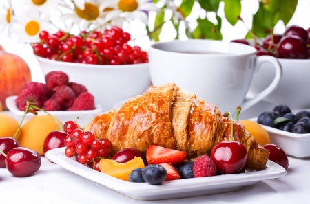 14415161-desayuno-con-croissants-las-bayas-y-frutas-frescas.jpg