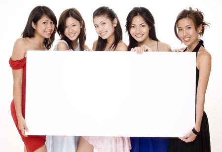Cinco mujeres asiáticas atractivas que llevan a cabo una muestra en blanco grande Foto de archivo. Cinco mujeres asiáticas atractivas que llevan a cabo una muestra en blanco grande Foto de archivo.