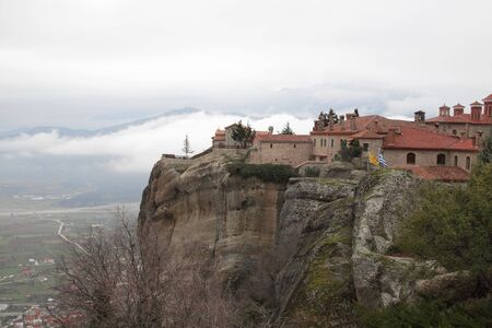 6617758-el-monasterio-griego-en-la-cima-de-la-montana-meteora.jpg