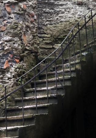 Ancient Trappa Med Metall Ledstång I Spooky Källare Royalty Fria ...