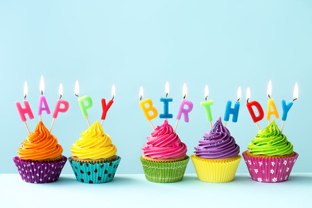 Le Rumbelle - Page 37 35816867-joyeux-anniversaire-de-petits-g-teaux