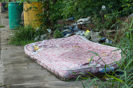 Schmutzige Matratze und Kopfkissen in der Holzmüllcontainer Lizenzfreie Bilder - 29736258