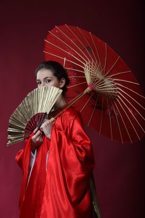 Belle fille brunette dans un kimono japonais avec un parapluie et un plaisir  Banque d'images - 7227196