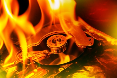15220590-de-cerca-la-imagen-de-disco-duro-del-ordenador-en-el-fuego-ardiendo-en-flasmes.jpg