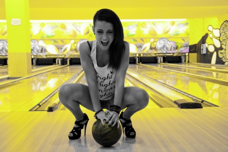 Девушка и шар для боулинга. Фотография с сайта 123rf.com