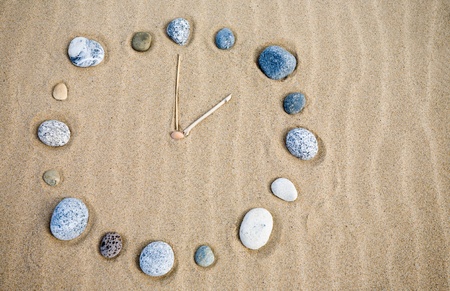 12729071-montre-sur-un-sable-naturel.jpg