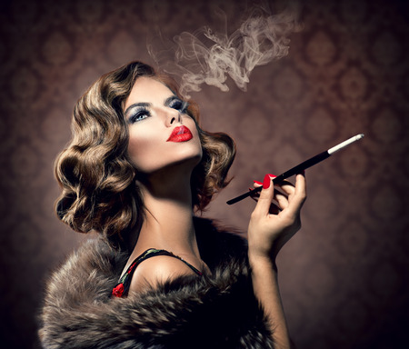 Mujer retra con Boquilla Vintage Styled Beautiful Lady Foto de archivo Mujer retra con Boquilla Vintage Styled Beautiful Lady Foto de archivo - 29848631
