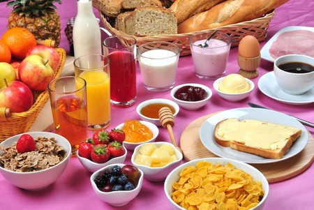 7990768-komplettes-fr-hst-ck-mit-bio-saften-und-marmelade.jpg