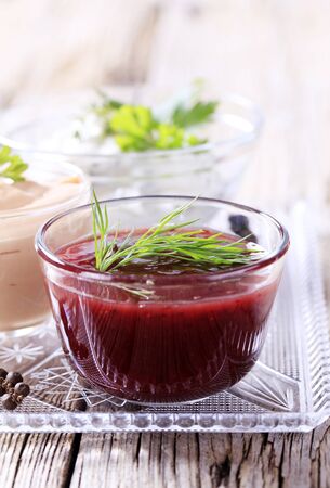 salsas: Varios tipos de salsas en platos de cristal Foto de archivo