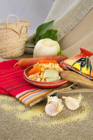 berber: Plato tradicional bereber de sémola - cuscús en el tagine.